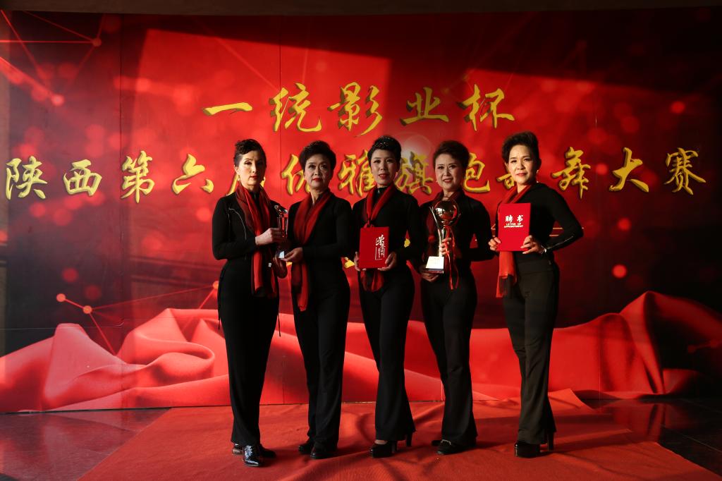 bst365老年大学模特队喜获冠军