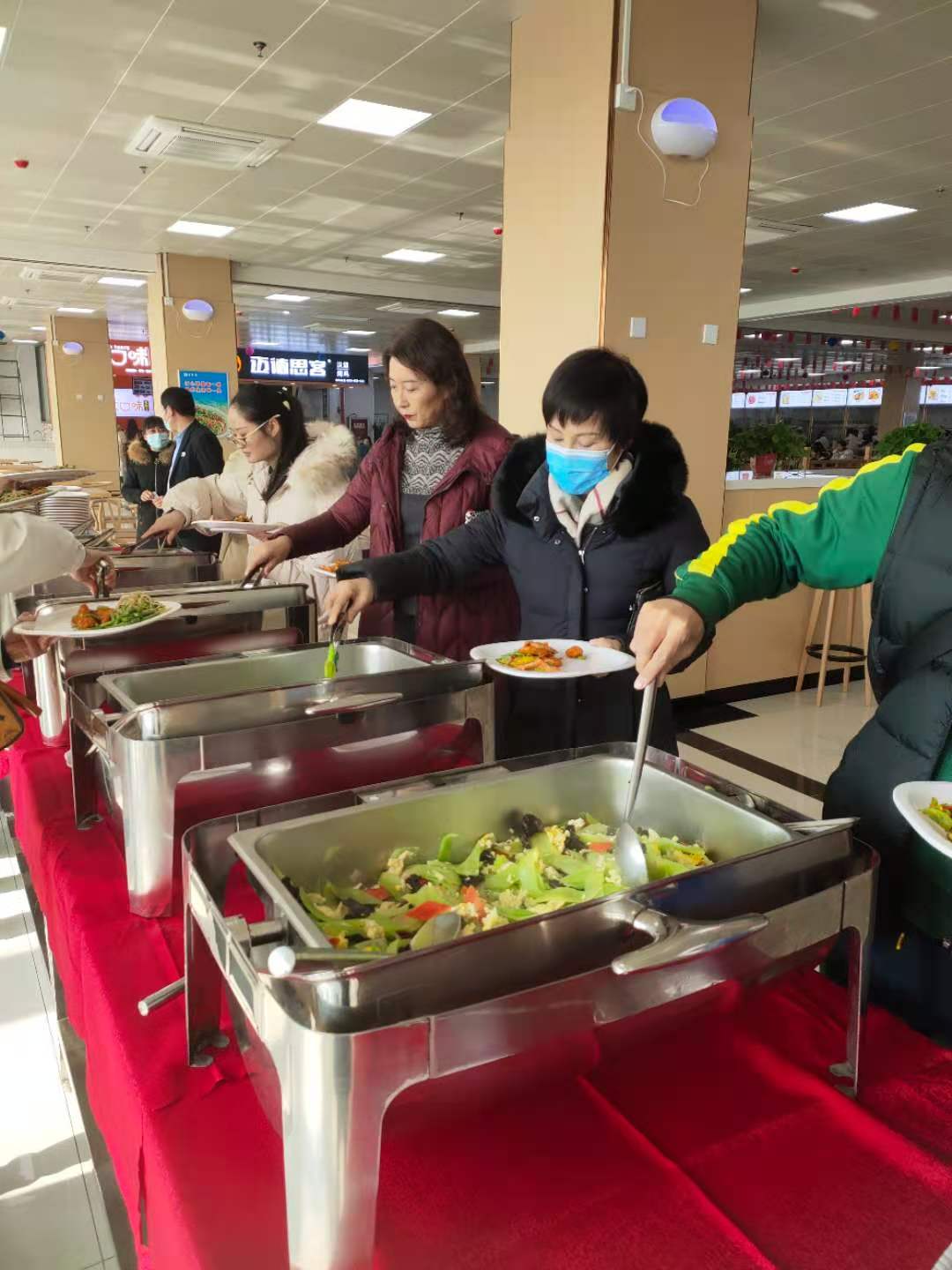 芮红亚副经理关心慰问社区培训班学员