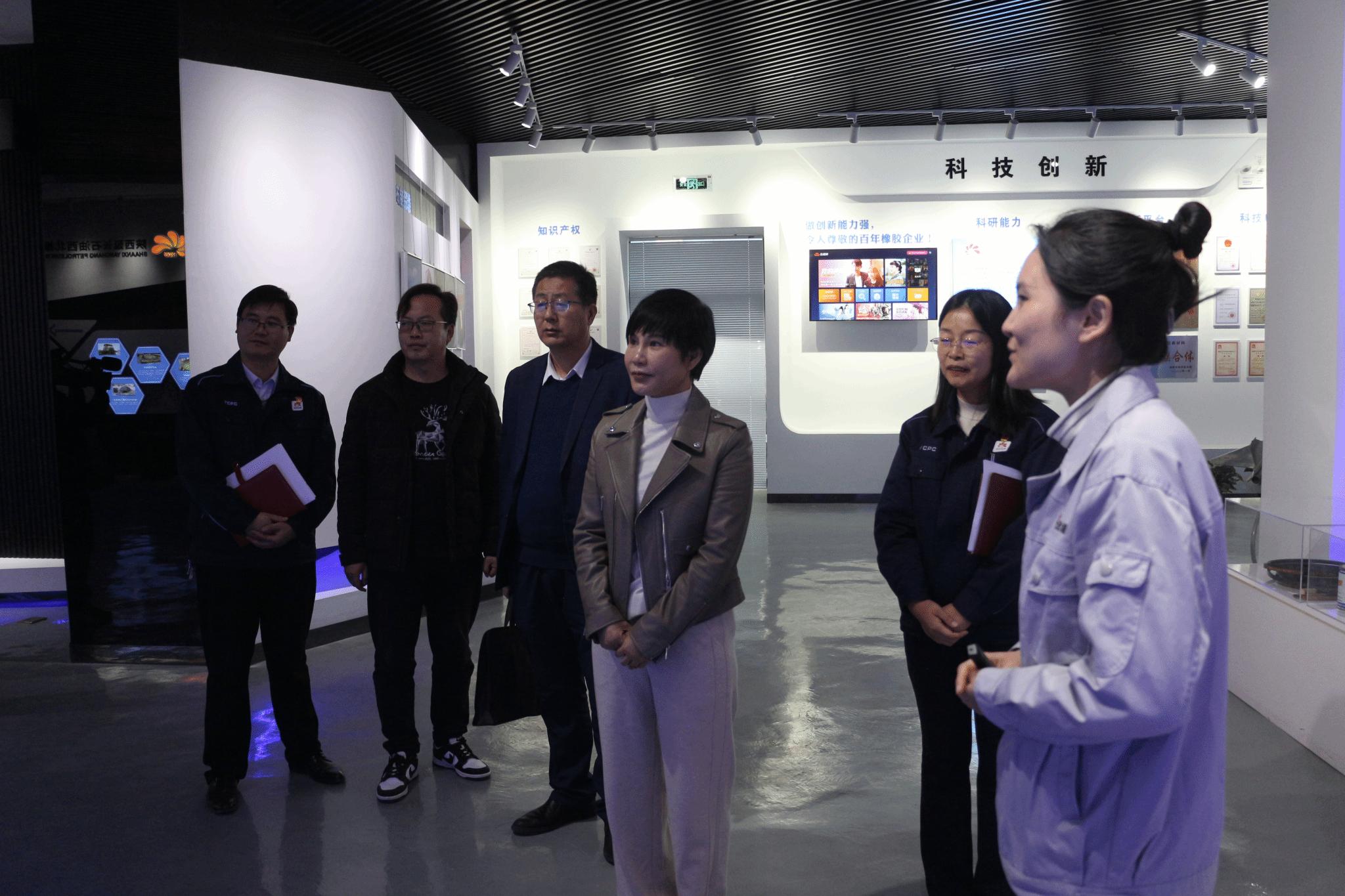 副经理芮红亚到延长石油西北橡胶有限公司调研